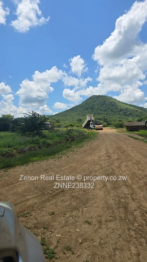 1.5ha plot in Mutare.500m from the harare mutare main rd.plot with good views and good soils (Sole Mandate)